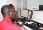 Des membres du MESRSIT travaillaient sur la mise à jour de leur site Web pendant leur formation.